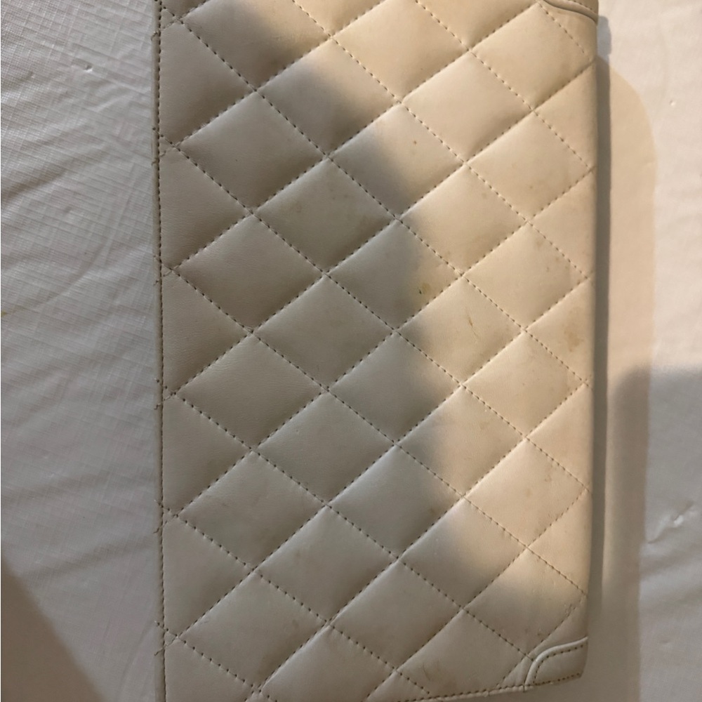 CHANEL White Quilted Clutch with Gold Logo - Picture 2 of 9